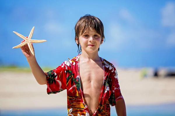 Kinderen spelen met zeesterren, Kids Happiness Beach zomer conc — Stockfoto