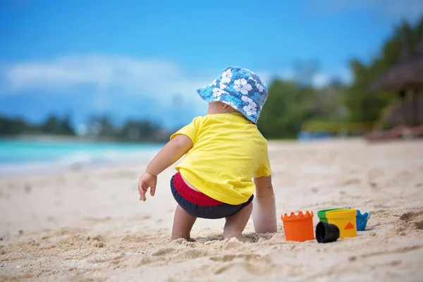 Lindo bebé jugando con juguetes de playa en la playa tropical —  Fotos de Stock