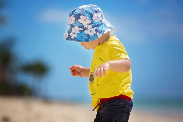 Carino bambino ragazzo giocare con spiaggia giocattoli su tropicale spiaggia — Foto Stock