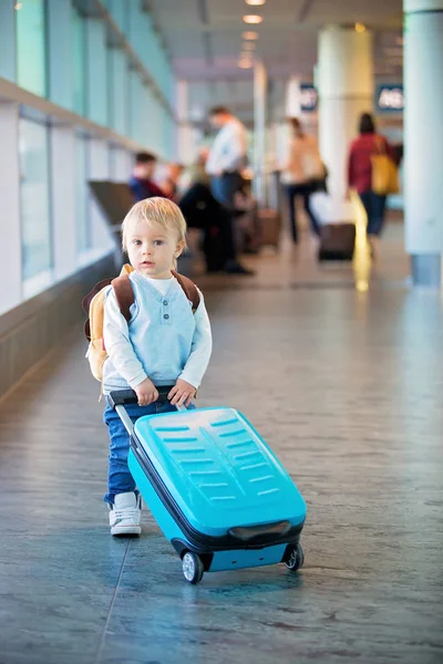 Kinderen, reizen samen, wachten op de luchthaven aan boord van th — Stockfoto