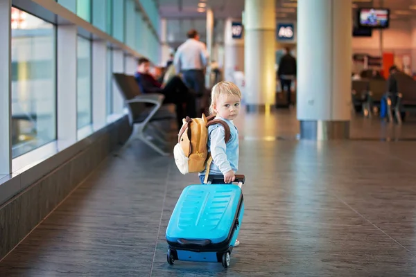 Kinderen, reizen samen, wachten op de luchthaven aan boord van th — Stockfoto