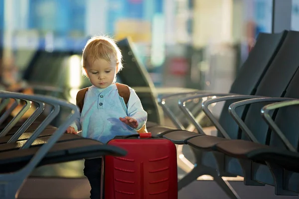 Kinder, die zusammen reisen, am Flughafen warten, um an Bord zu gehen. — Stockfoto