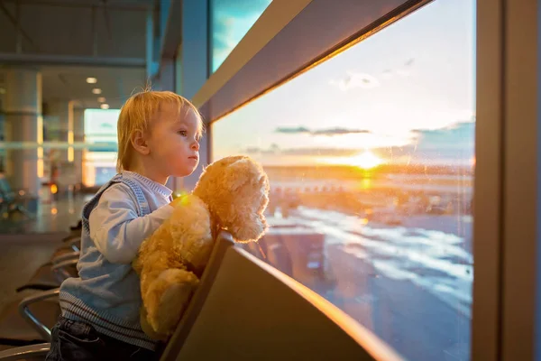 Kinder, die zusammen reisen, am Flughafen warten, um an Bord zu gehen. — Stockfoto