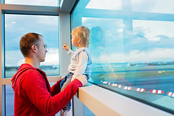 Father and child, traveling together, waiting at the airport to — Stock Photo, Image