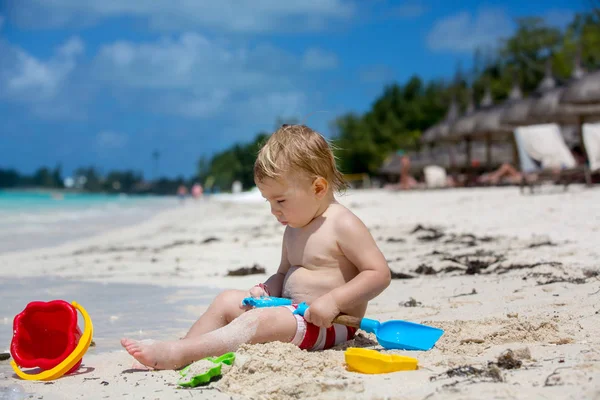 Bébé garçon tout-petit mignon jouant sur le sable avec des jouets de plage — Photo