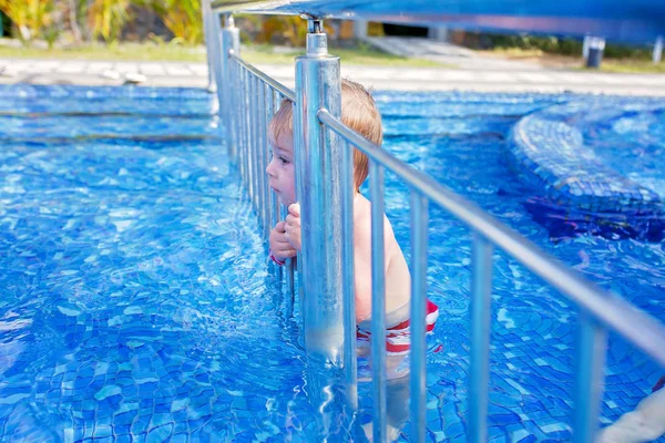 Adorable niño feliz, niño pequeño, divertirse relajando un — Foto de Stock