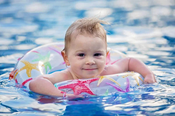 Adorable petit enfant heureux, tout-petit garçon, s'amuser à se détendre un — Photo