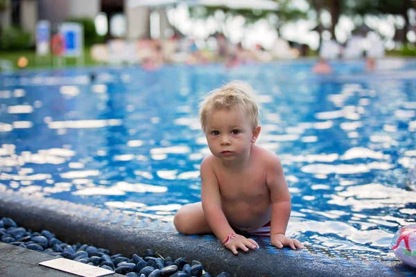 Entzückend glücklich kleines Kind, Kleinkind Junge, Spaß haben entspannen ein — Stockfoto