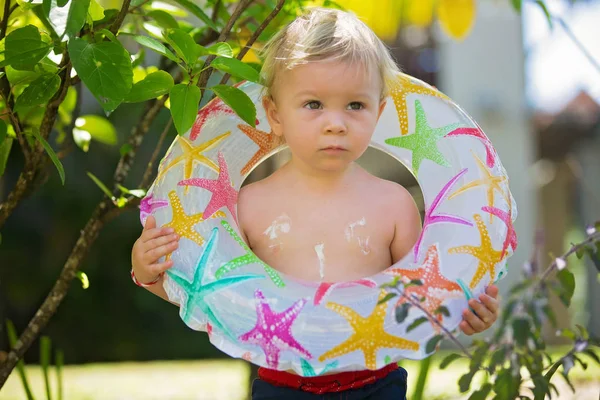 Παιδί με αντηλιακή λοσιόν σε σχήμα χαμογελαστή στην πλάτη του, πηγαίνοντας στο t — Φωτογραφία Αρχείου