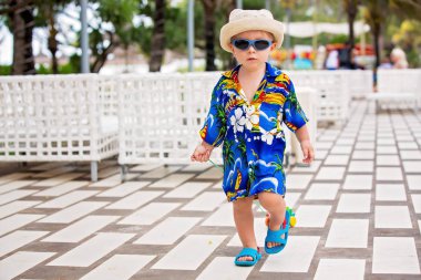 Mauritius yaz tatil beldesinde sevimli yürümeye başlayan çocuk, casu