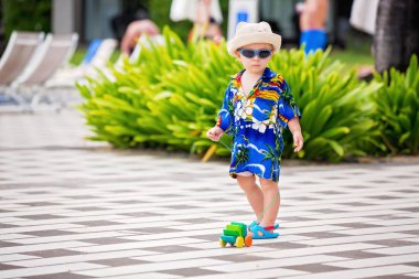 Mauritius yaz tatil beldesinde sevimli yürümeye başlayan çocuk, casu