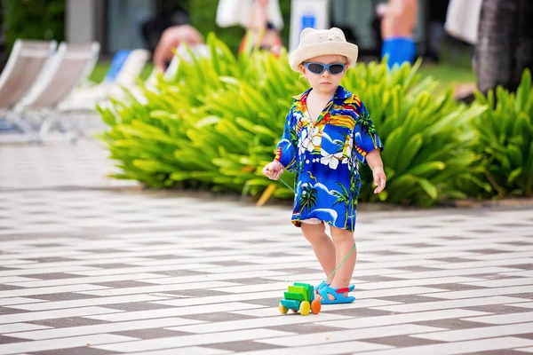 Mauritius yaz tatil beldesinde sevimli yürümeye başlayan çocuk, casu