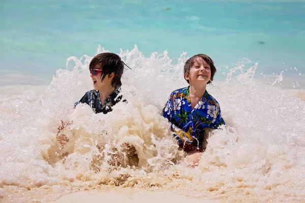 사랑스러운 미취학 아동, 소년, 바다 해변에서 재미. 전 — 스톡 사진