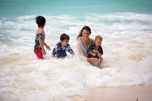 Matka a dítě hrají na tropické pláži. Rodinný oceán v létě VA — Stock fotografie