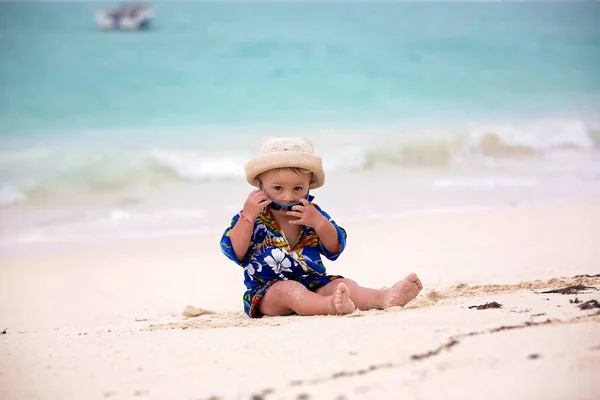 Bébé garçon tout-petit mignon jouant sur la plage tropicale — Photo