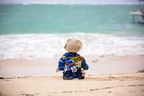 Cute maluch chłopiec gra na tropikalnej plaży — Zdjęcie stockowe