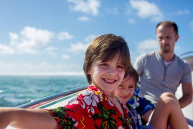 Mutlu güzel moda Aile, çocuklar ve ebeveynler, giyinmiş