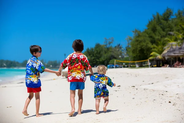 快乐美丽的时尚儿童，穿着夏威夷衬衫，pl — 图库照片