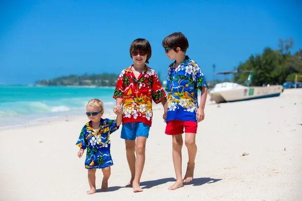 Feliz hermosa moda de los niños, vestidos con camisas hawaianas, pl —  Fotos de Stock
