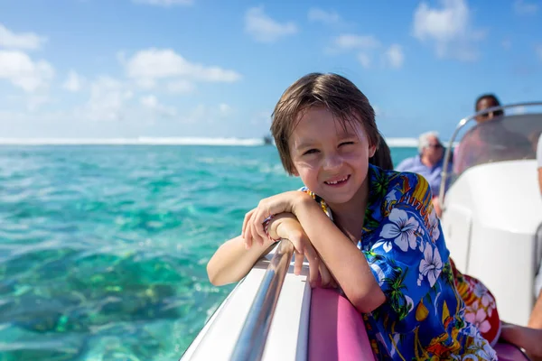 Mutlu güzel moda Aile, çocuklar ve ebeveynler, giyinmiş