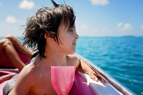 Felice bella famiglia, bambini e genitori, vestiti in spiaggia w — Foto Stock