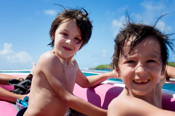 Felice bella famiglia, bambini e genitori, vestiti in spiaggia w — Foto Stock
