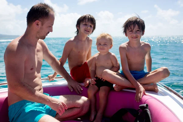 Feliz hermosa familia, niños y padres, vestidos en la playa w — Foto de Stock