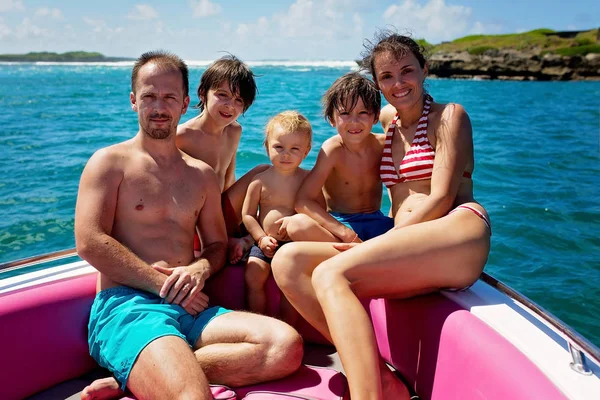 Ευτυχισμένη όμορφη οικογένεια, παιδιά και γονείς, ντυμένος στην παραλία w — Φωτογραφία Αρχείου