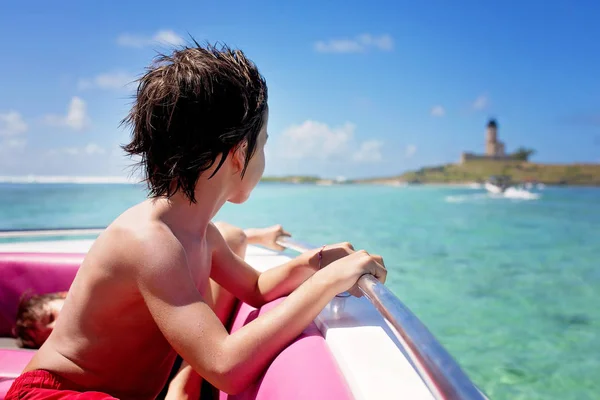 Gelukkig mooie familie, kinderen en ouders, gekleed in strand w — Stockfoto