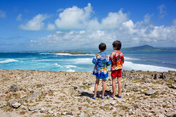 Niños felices en camisas hawaianas coloridas, disfrutando de la observación de t — Foto de Stock