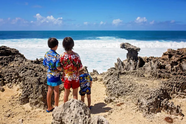 Šťastné děti v barevných havajských kočkách, které si vychutnávají t — Stock fotografie