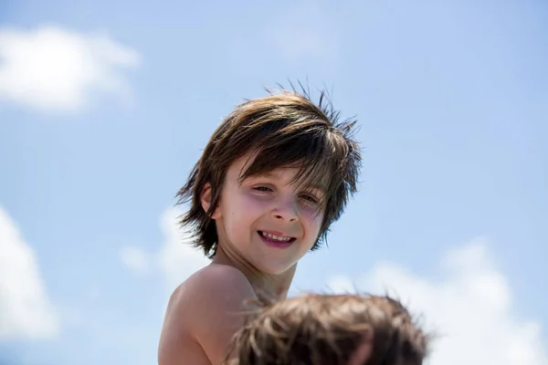 Gelukkige mooie mode familie, kinderen en ouders, gekleed in — Stockfoto