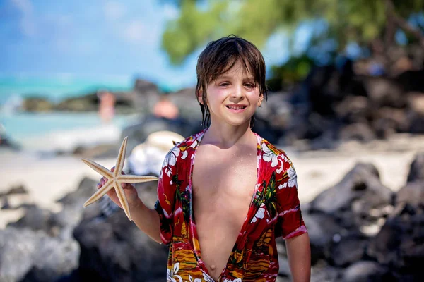 Kinder spielen mit Seesternen, Kinder glücklich Strand Sommer conc — Stockfoto