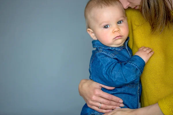 Грустное дитя, малыш, обнимающий мать дома, Изола — стоковое фото
