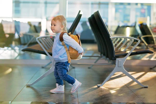 Kinderen, reizen samen, wachten op de luchthaven aan boord van th — Stockfoto