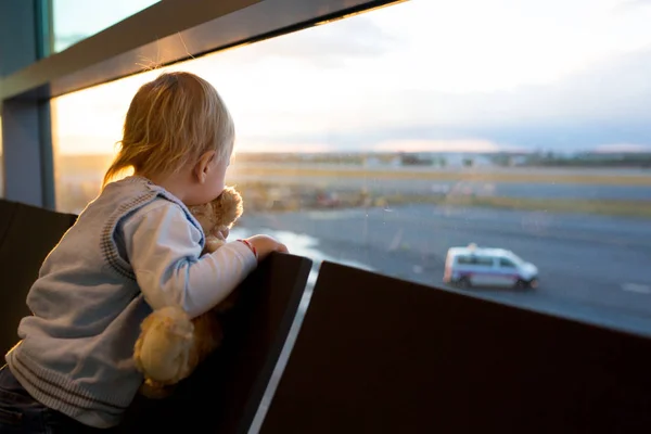 Dzieci, podróżujących razem, czekając na lotnisku na pokład th — Zdjęcie stockowe