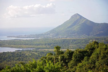 Vahşi Mauritius dağlarının havadan görünümü