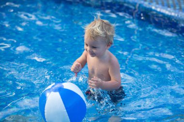 Sevimli mutlu küçük çocuk, Toddler çocuk, eğlenmek rahatlatıcı bir