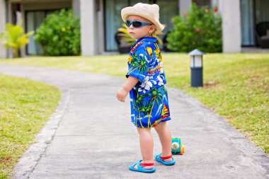 Mauritius yaz tatil beldesinde sevimli yürümeye başlayan çocuk, casu