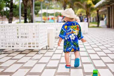 Mauritius yaz tatil beldesinde sevimli yürümeye başlayan çocuk, casu