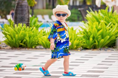 Mauritius yaz tatil beldesinde sevimli yürümeye başlayan çocuk, casu