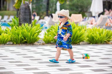 Mauritius yaz tatil beldesinde sevimli yürümeye başlayan çocuk, casu