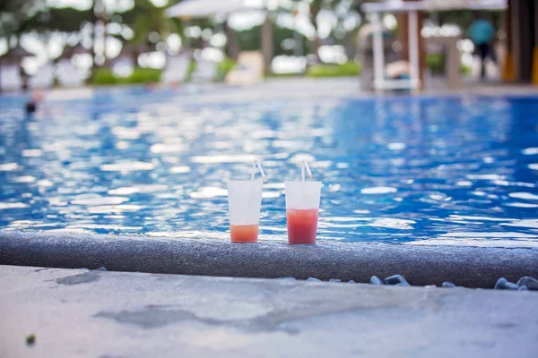 Cocktails met rietjes op het Pool Deck op vakantie — Stockfoto