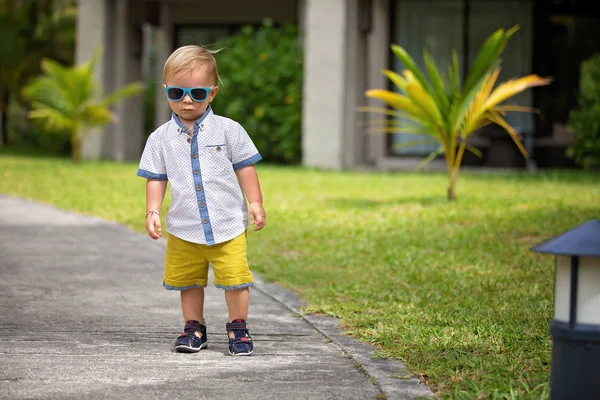 Adorabile bambino della moda bambino ragazzo, vestito in abiti casual, wa — Foto Stock