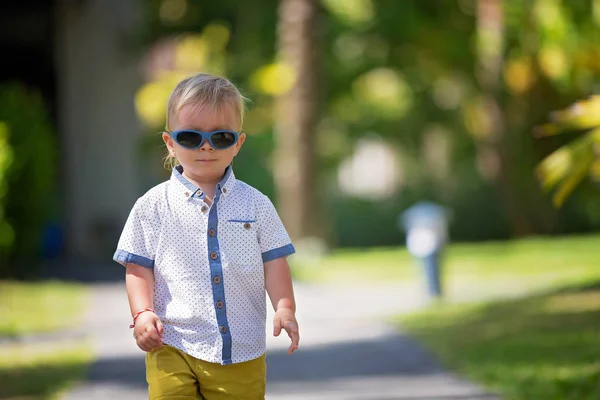 Adorabile bambino della moda bambino ragazzo, vestito in abiti casual, wa — Foto Stock