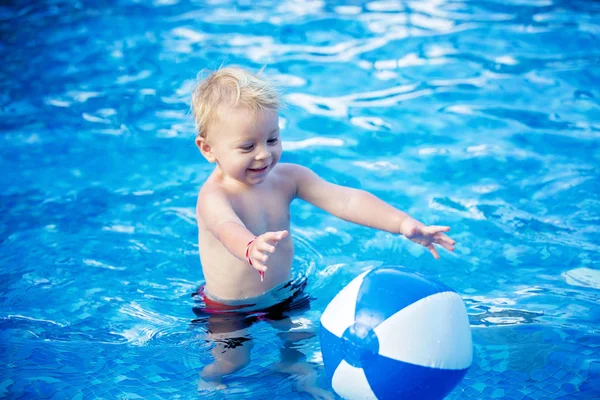 Adorável criança pequena feliz, menino da criança, se divertindo relaxando um — Fotografia de Stock