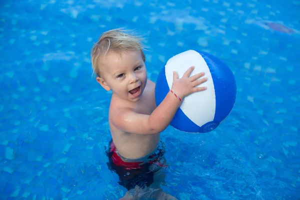 Adorável criança pequena feliz, menino da criança, se divertindo relaxando um — Fotografia de Stock