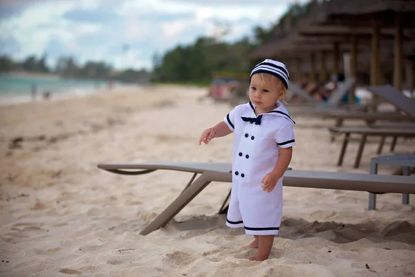 Beau petit garçon, habillé en marin, jouant sur la plage — Photo