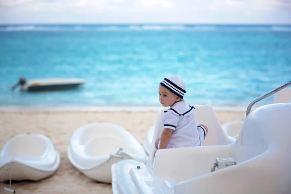 Beau petit garçon, habillé en marin, jouant sur la plage — Photo