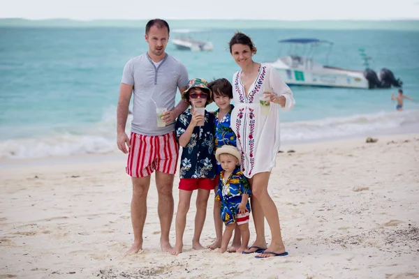一个美丽的热带海滩白种人家庭的肖像 — 图库照片
